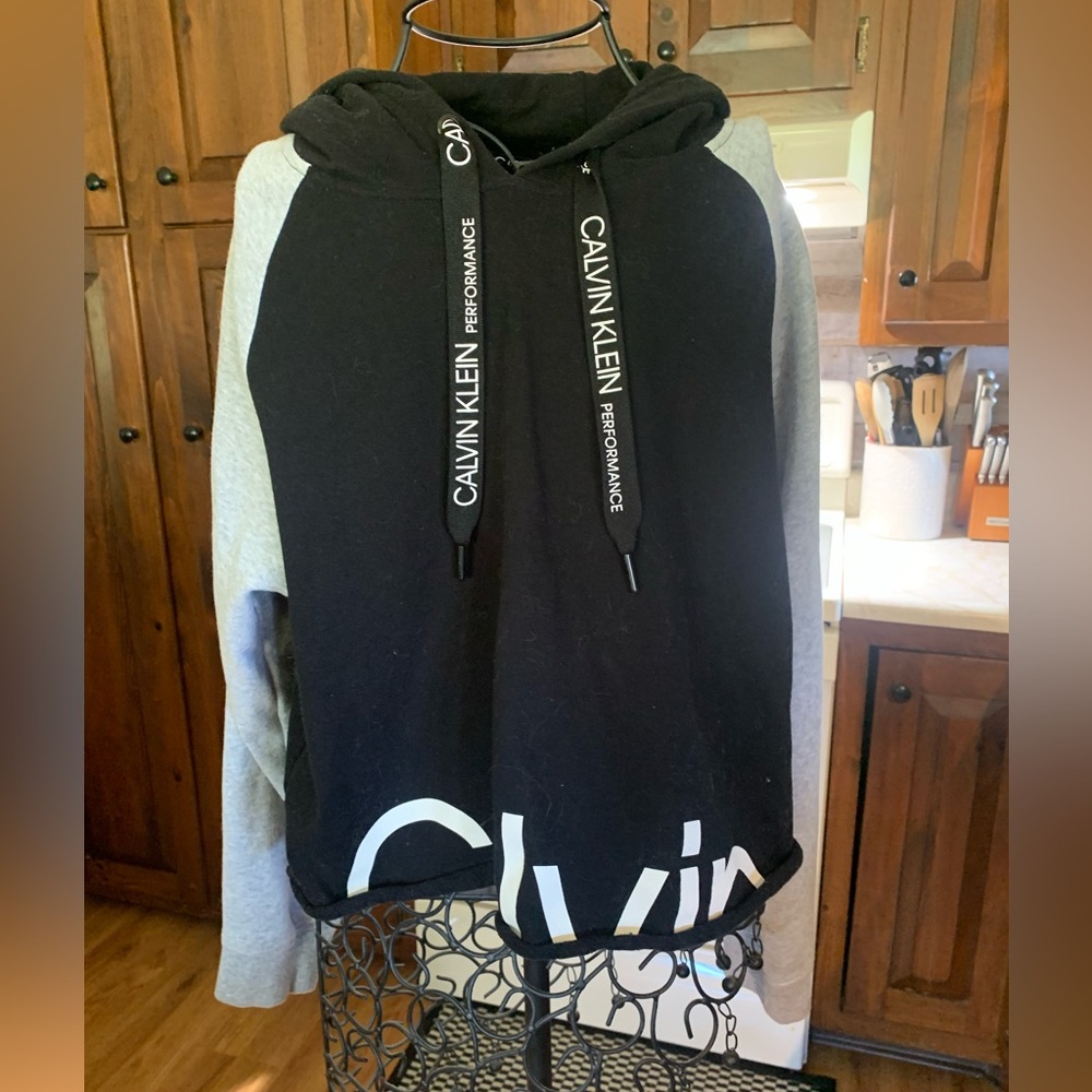 CALVIN KLEIN Women’s Cropped Performance Hoodie with logo size large